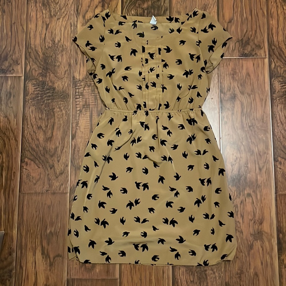 Old navy tan dress with bird silhouettes